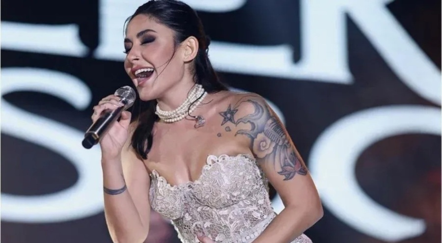 Melek Mosso'nun gelinlikli pozlarına çirkin yorumlar!