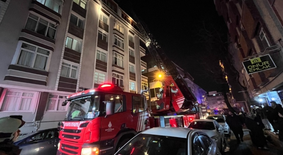 Avcılar'da 6 katlı binanın çatısında yangın çıktı!