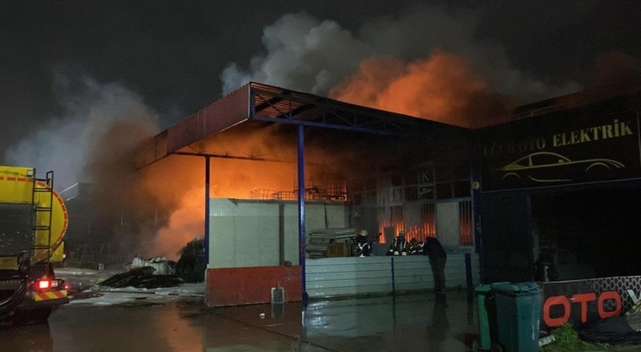 5 iş yeri küle döndü, 1 kişi yanarak yaşamını yitirdi! Geri dönüşüm deposunda yangın