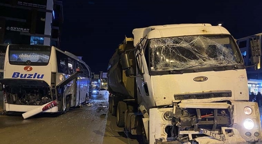 Yolcu otobüsü terminalin önünde kaza yaptı!