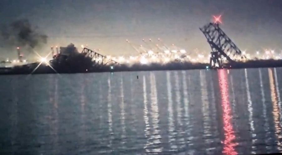 ABD'de gemi faciası: Köprüye çarptı