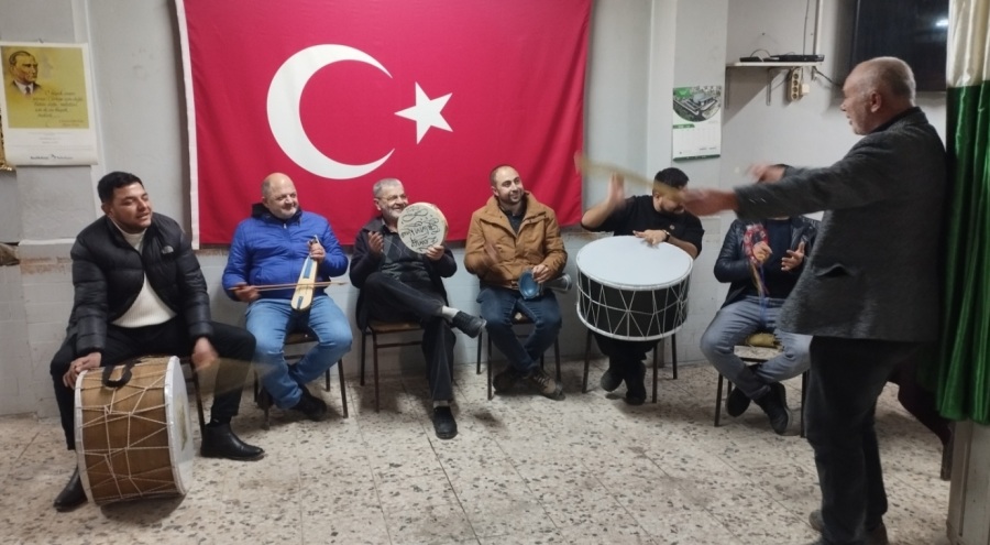Bursa'da gençler sahurda köy sakinlerini eğlendirdi