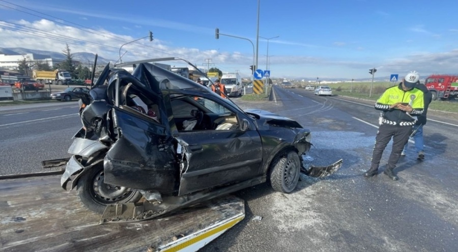 D-100'de 3 araç birbirine girdi