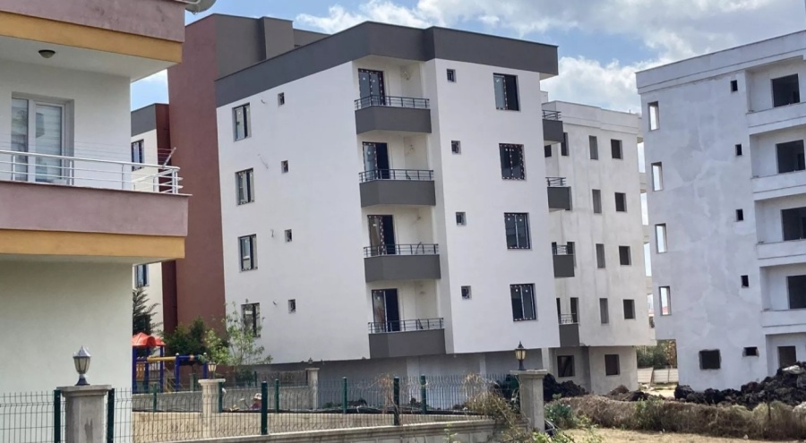 Yeni yapılan bina önce sağa sonra sola doğru yan yattı