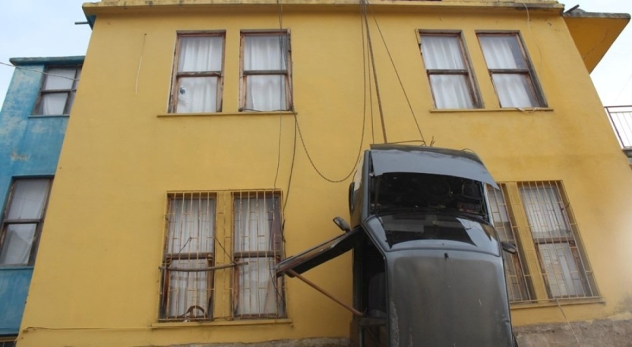 Arabasını binanın duvarına astı! "Bir milyon 400 lira kardayım"