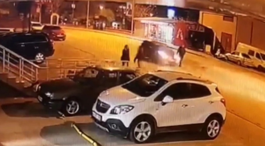 Yayaya iki otomobil birden çarptı