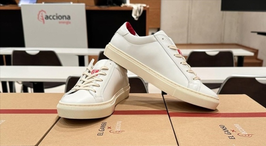 Eskiyen rüzgar santrallerinin kanatları ayakkabıya dönüştürülerek adımlara hız katıyor