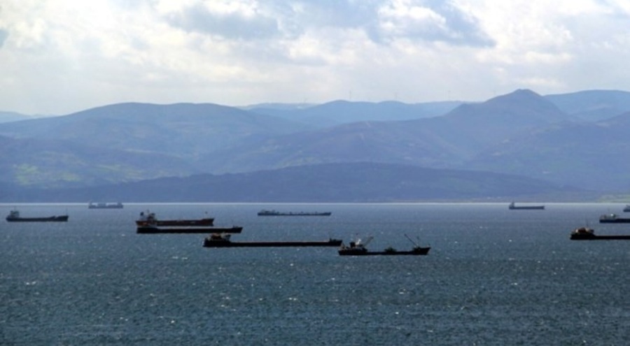 Fırtına sonucu yük gemileri doğal limana sığındı