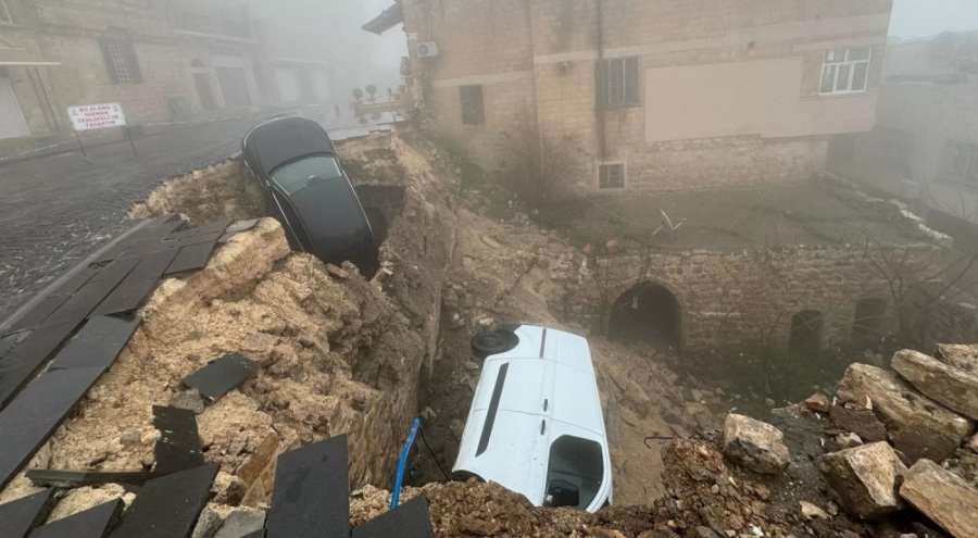 Sağanak nedeniyle yol çöktü: 2 araç çamura gömüldü