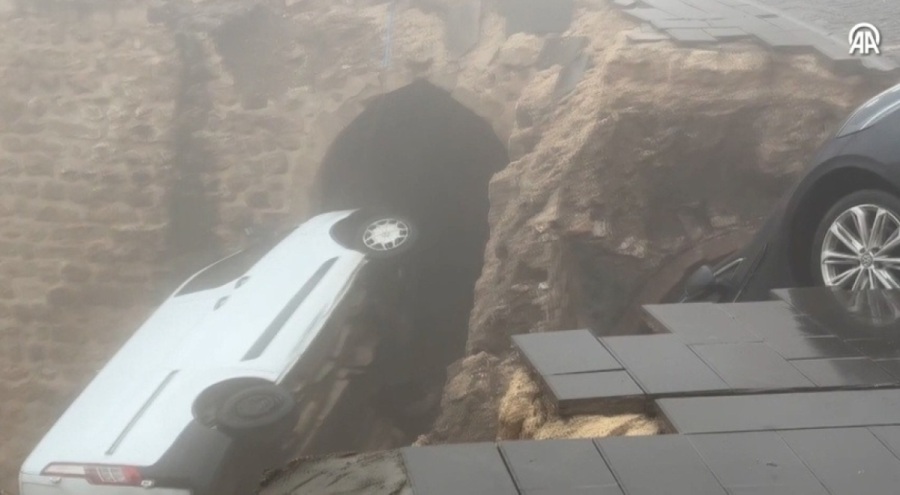 Mardin'de sağanak nedeniyle yolda çökme: 2 araç hasar gördü