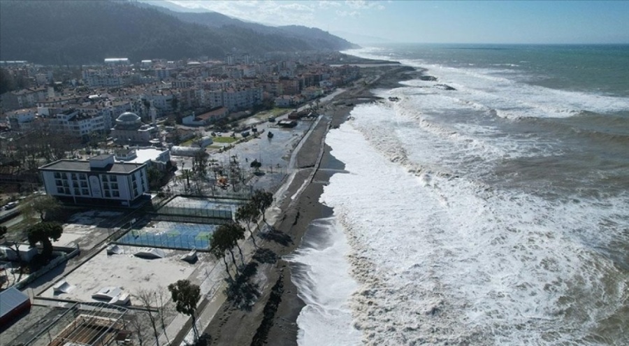 Karadeniz'de oluşan dev dalgalar sahil şeridine zarar verdi