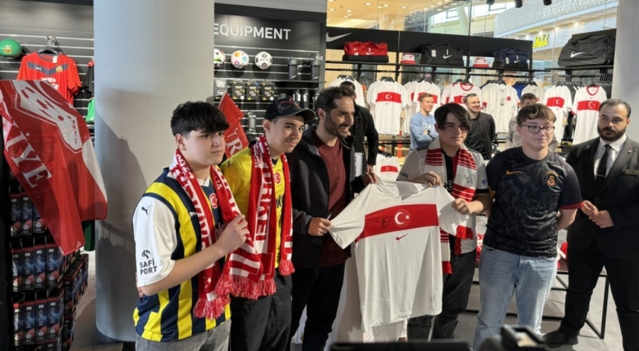 Hamit Altıntop, Viyana'da Türk taraftarlarla bir araya geldi