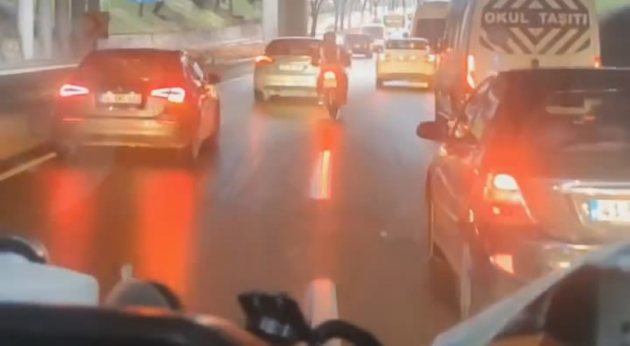 Bursa'da motosiklet sürücüsünden alkışlanacak hareket!