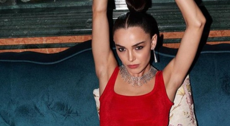 Hafsanur Sancaktutan tarzıyla dikkat çekti!