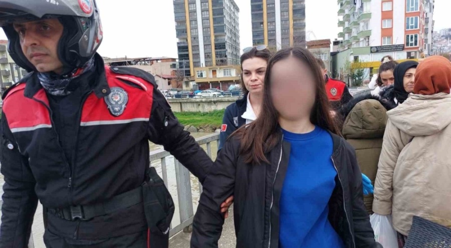 Kız çocuğu köprüde intihara kalkıştı!
