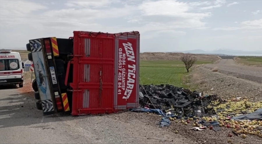 Elma yüklü kamyon devrildi!