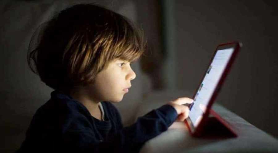 Ekrana fazla bakmak çocuklarda miyopa neden oluyor