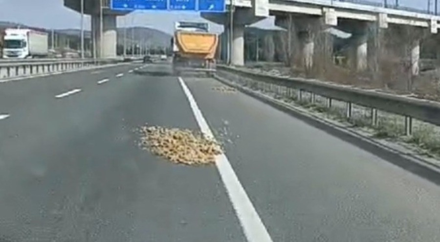 Yola dökülen kumlar trafikte tehlike saçtı