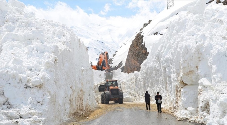 Yüksekova'da ekiplerin çığ mesaisi