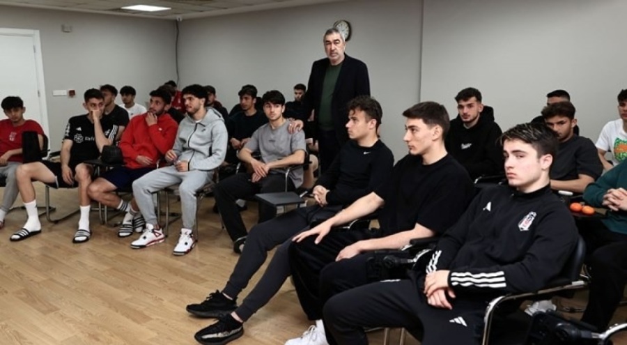 Beşiktaş'ta genç futbolculara sosyal medya kullanımı semineri