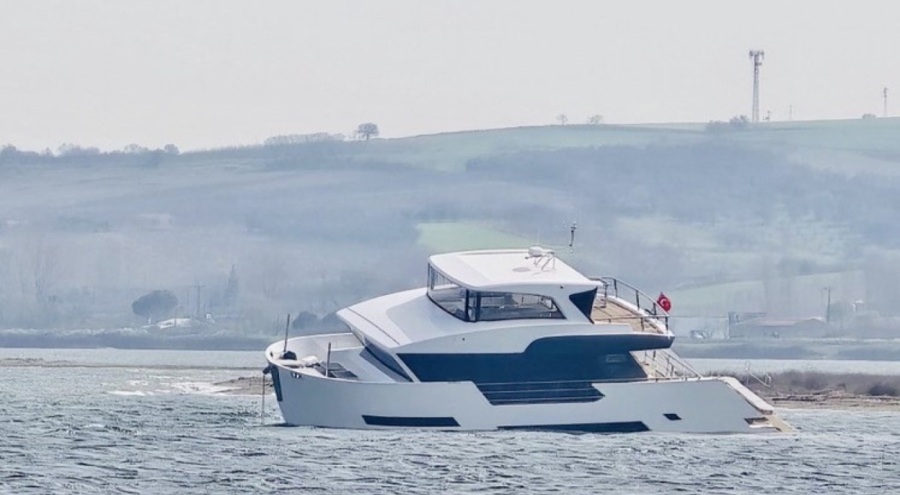 Çanakkale Boğazı'nda karaya oturan tekne ekiplerce kurtarıldı