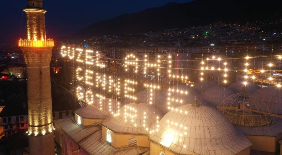 Bursa'daki tarihi Ulu Cami'ye "Güzel ahlak cennete götürür" mahyası asıldı