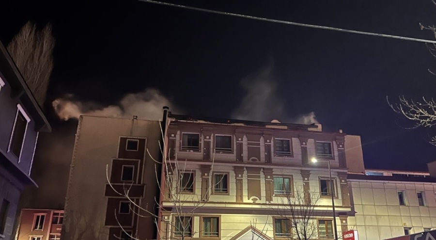 Kars'ta 4 katlı otelde yangın!