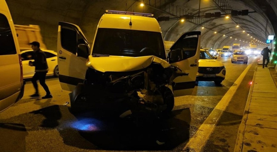 Hakim ve savcıları taşıyan servis minibüsü kaza yaptı