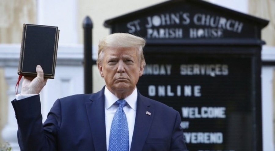 Donald Trump, 60 dolar değerinde İncil satmaya başladı!