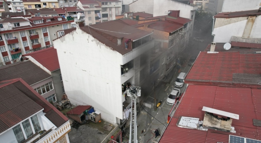 Yangından kaçıp çatı katında kurtarılmayı bekledi!