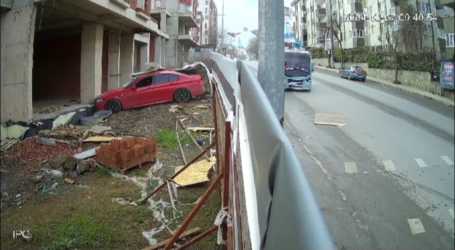 Kaldırımda yürüyen kadın ölümden kıl payı kurtuldu