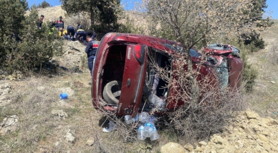 Otomobil şarampole uçtu! Çifti kaza ayırdı