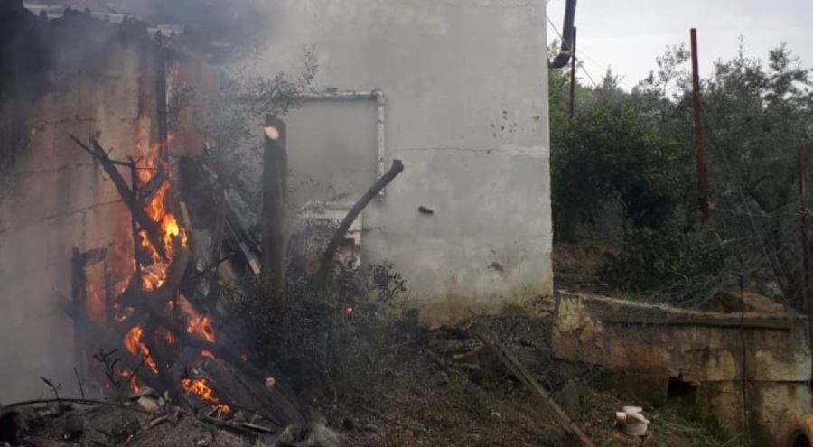 Zeytinliğin içindeki evde yangın çıktı