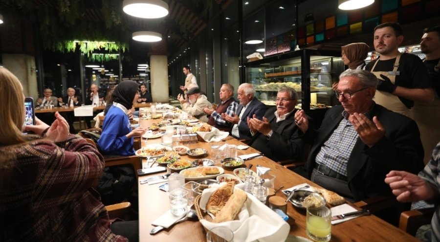 İnegöl'de huzurevi sakinleriyle lise öğrencileri iftarda buluştu