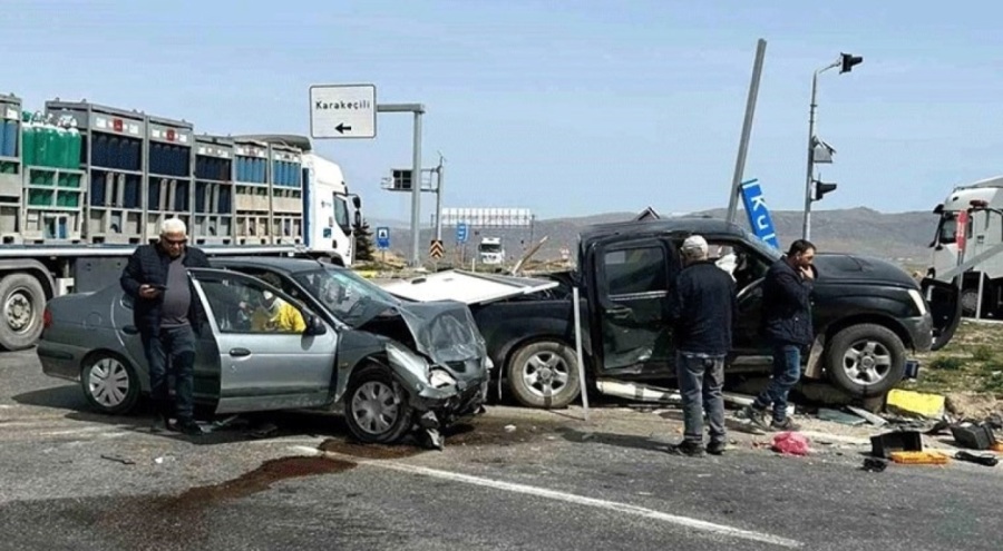 Otomobil ile pikap çarpıştı! 3 yaralı