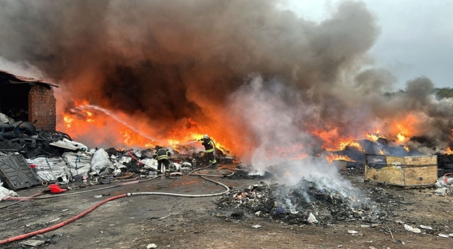 Tekirdağ'da geri dönüşüm fabrikasında yangın çıktı!
