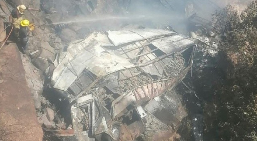 Yolcu otobüsü şarampole uçtu: 45 kişi yaşamını yitirdi