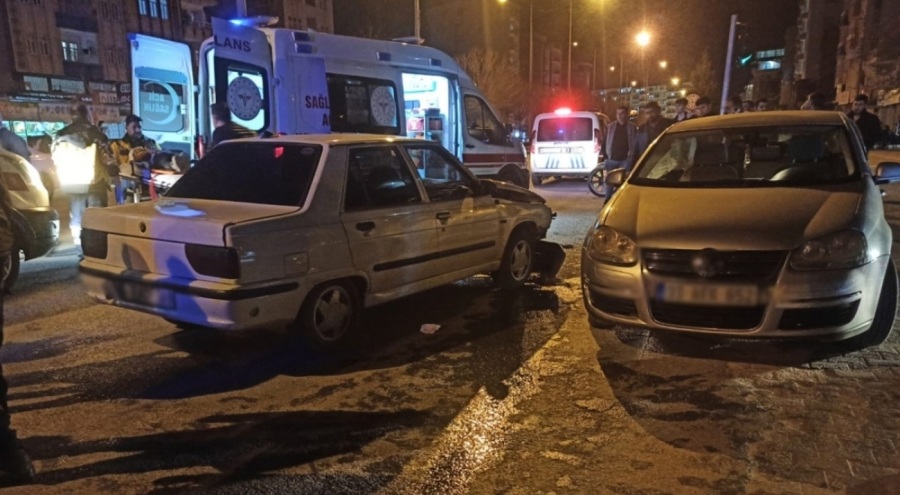 Adıyaman'da korkunç kaza: İki otomobil çarpıştı, 5 kişi yaralandı