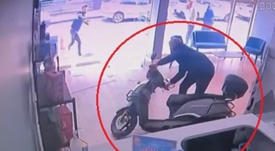 Bursa'da elini gaz pedalında unutan motosikletli dükkana daldı!