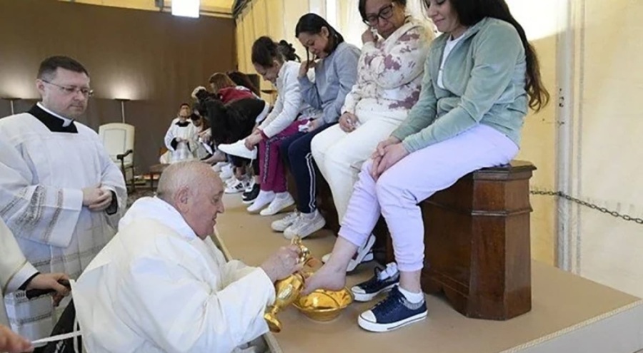 Papa Francis, kadınların ayaklarını yıkayıp öptü