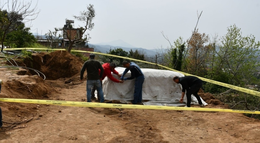 Hatay'da evin bahçesinde lahit bulundu