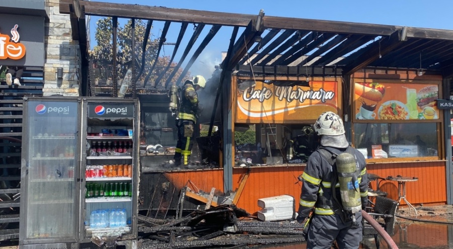 Çıkan yangın kafeyi kül etti!