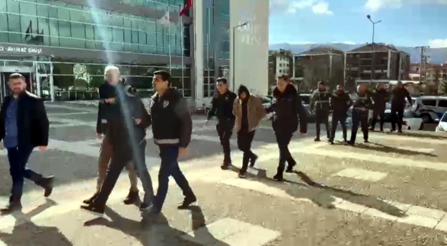 Sitenin otoparkında silahlı gasp!