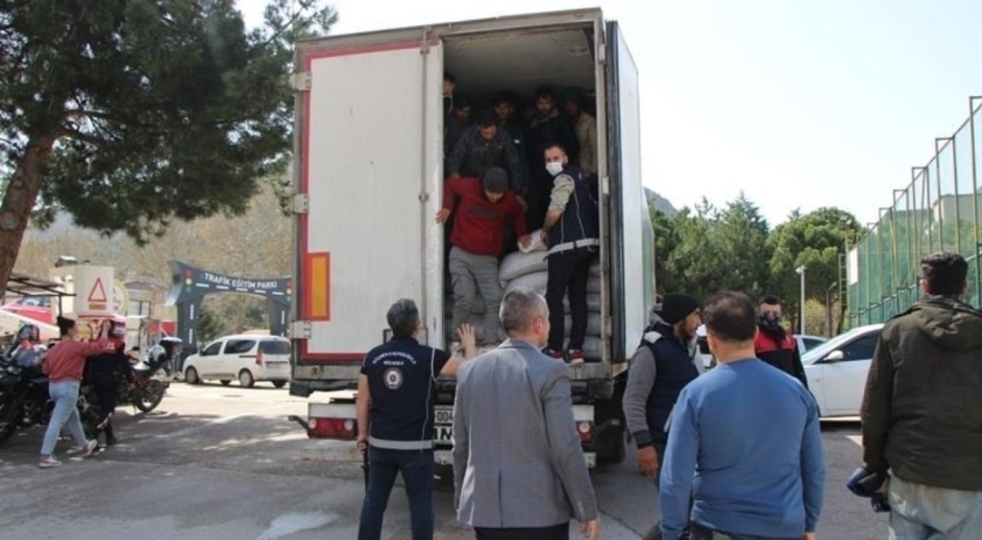 Mercimek yüklü TIR'dan onlarca kaçak göçmen çıktı