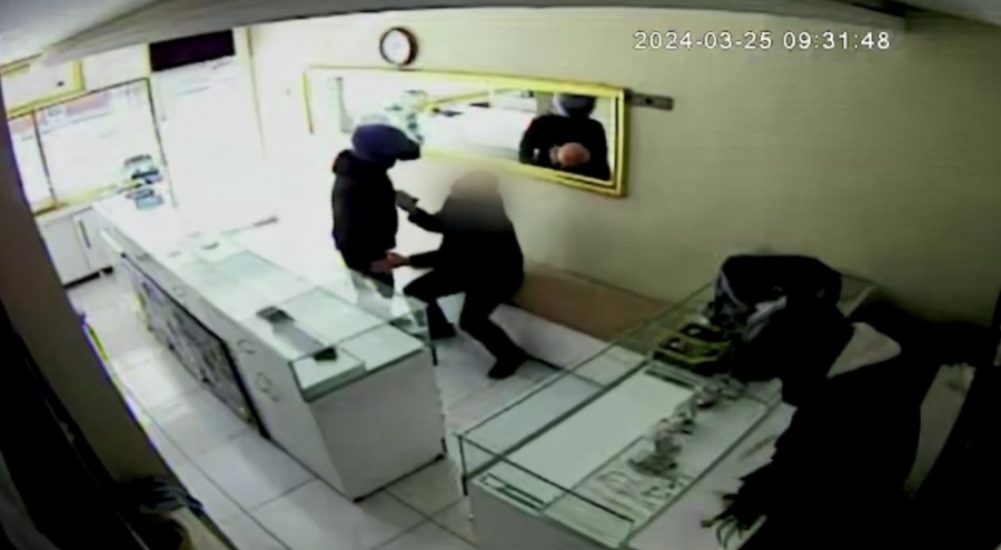 Kuyumcu'da soygun! İş yeri sahibini bağladı