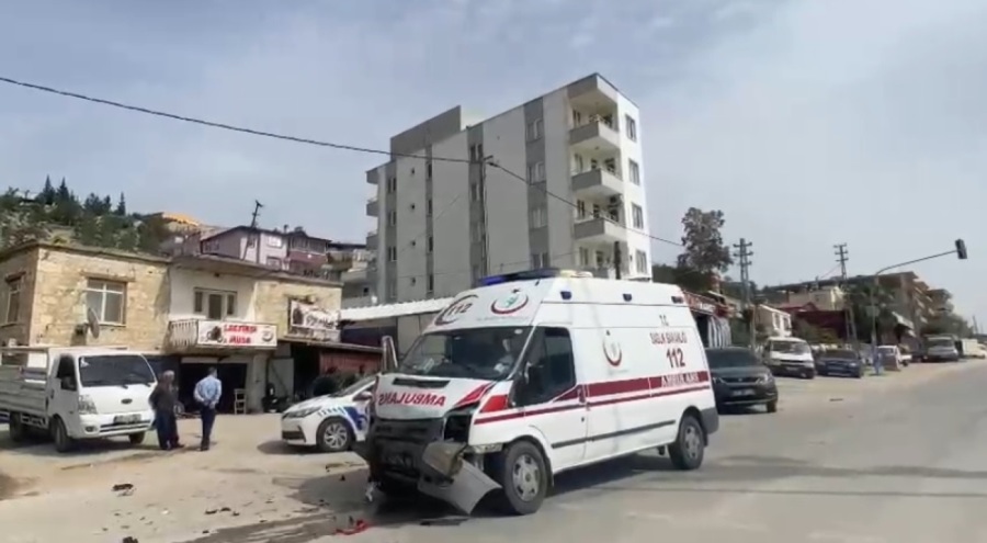 Ambulans otomobille çarpıştı!