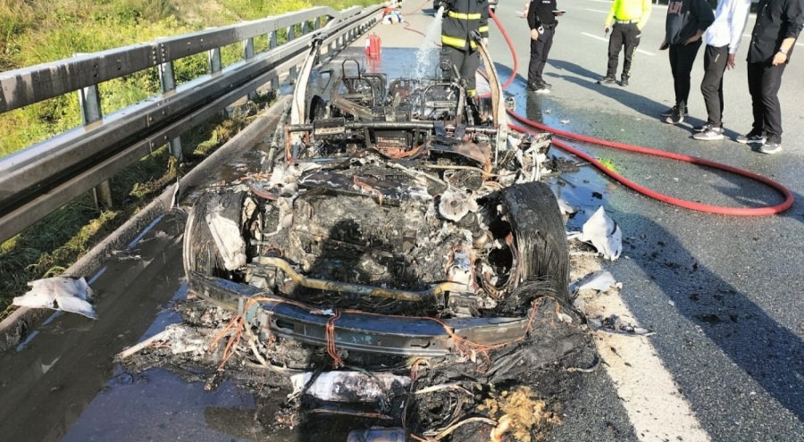 Bursa'da lüks otomobil kül oldu, sürücü son anda canını kurtardı