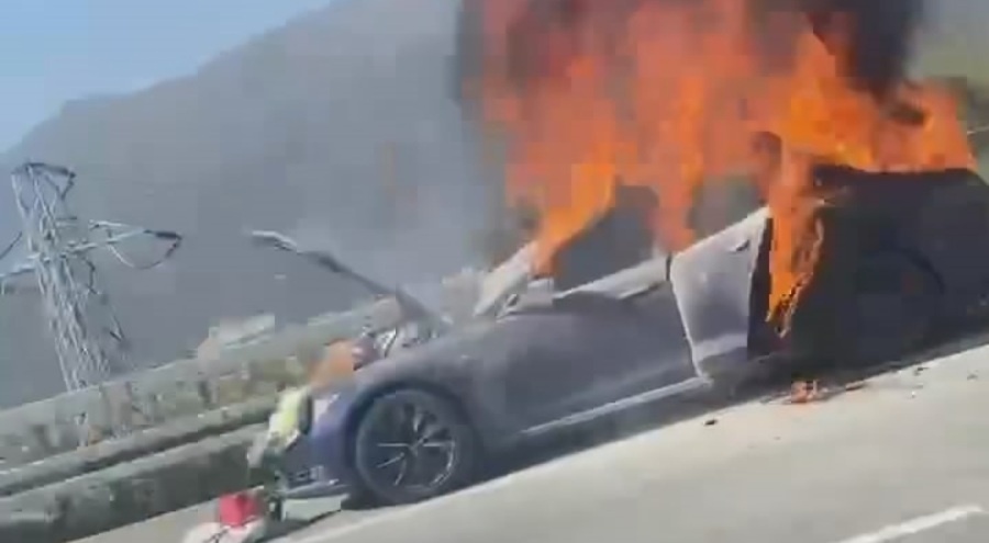 Bursa'da Tesla alev alev yandı