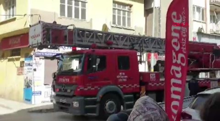 Bursa'da binanın çatısından sarkan ipe dolanan karga kurtarıldı