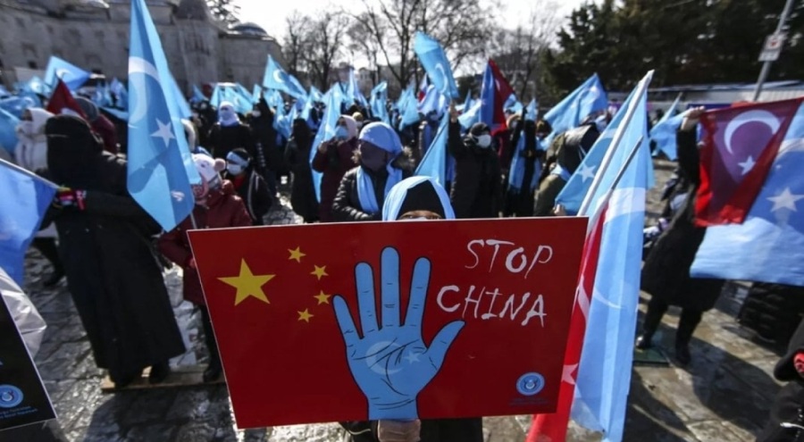 Doğu Türkistan'da Uygurlara zorla yemek yediriliyor iddiası